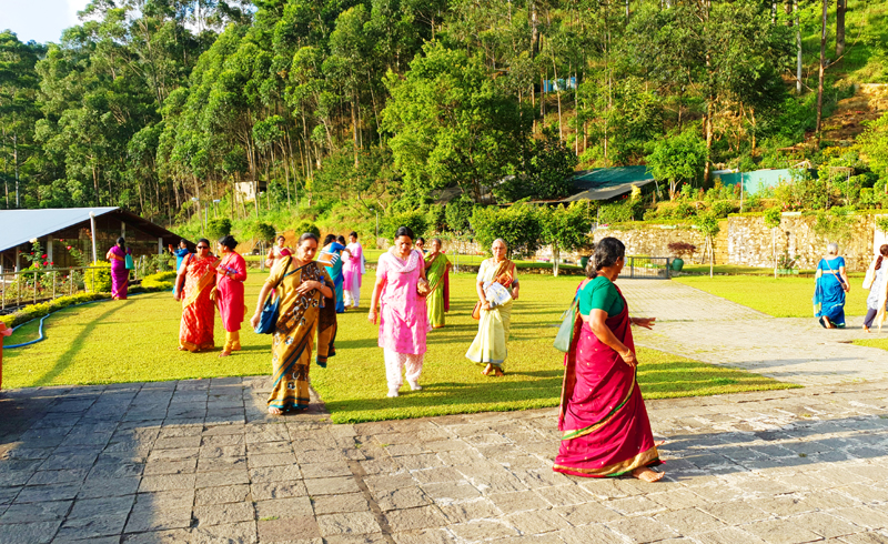 Fotografia kobiet zrobiona podczas podróży na Sri Lanke. Autorstwa Ani Wilanowskiej