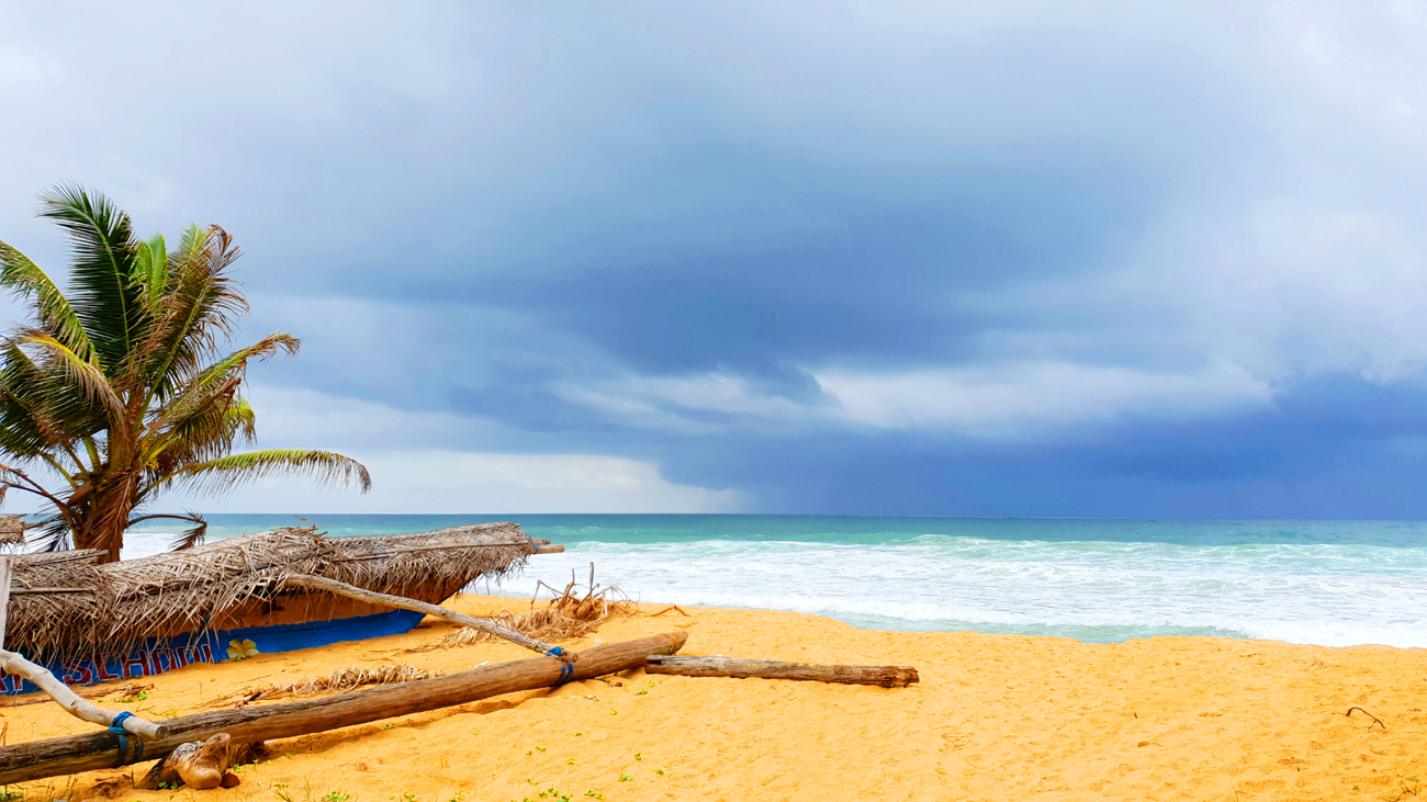Fotografia plaży w Hikkaduwie zrobiona podczas podróży na Sri Lanke. Autorstwa Ani Wilanowskie