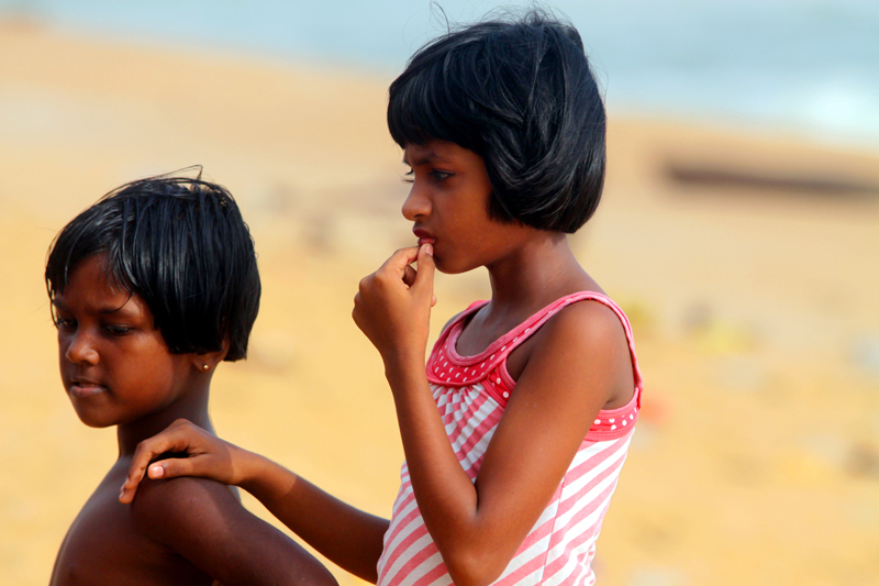 Fotografia dzieci w Hikkaduwie zrobiona podczas podróży na Sri Lanke. Autorstwa Ani Wilanowskiej