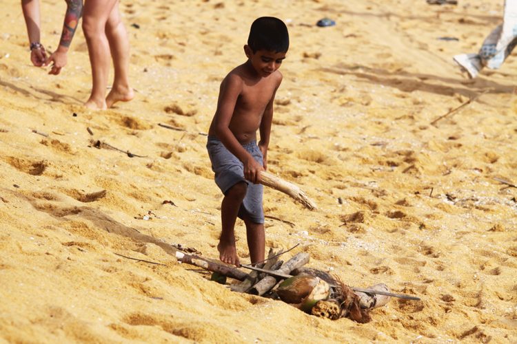 Fotografia dzieci w Hikkaduwie zrobiona podczas podróży na Sri Lanke. Autorstwa Ani Wilanowskiej