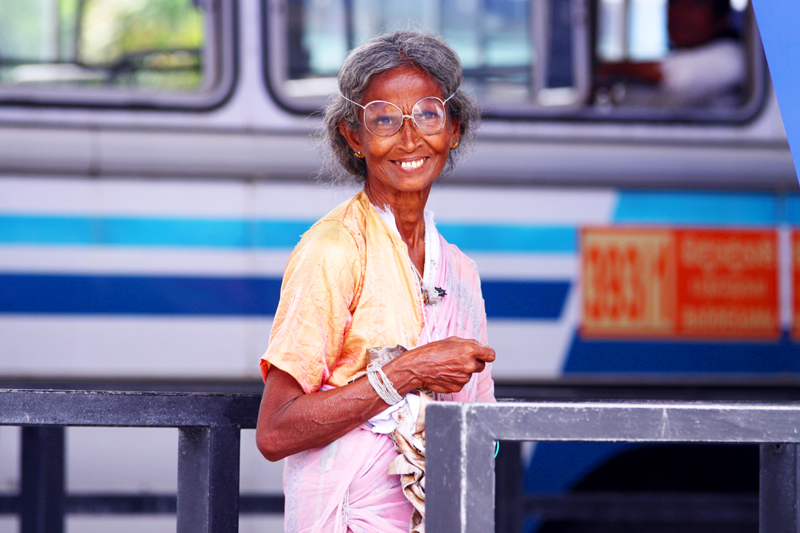 Fotografia kobiety zrobiona podczas podróży na Sri Lanke. Autorstwa Ani Wilanowskiej