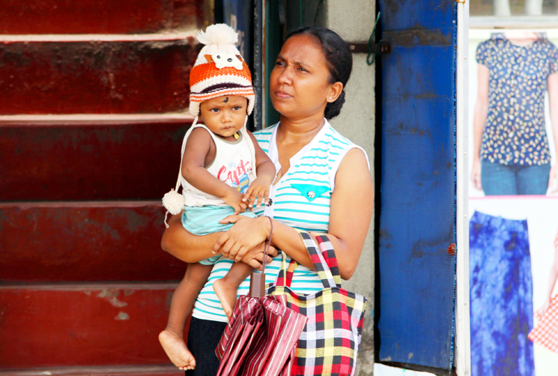 Fotografia matki z dzieckiem zrobiona podczas podróży na Sri Lanke. Autorstwa Ani Wilanowskiej