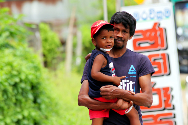 Fotografia ojca z dzieckiem zrobiona podczas podróży na Sri Lanke. Autorstwa Ani Wilanowskiej
