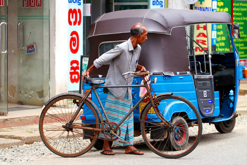 Fotografia ludzi zrobiona podczas podróży na Sri Lanke. Autorstwa Ani Wilanowskiej