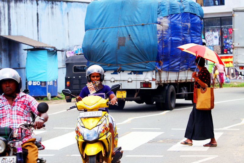Fotografia ludzi zrobiona podczas podróży na Sri Lanke. Autorstwa Ani Wilanowskiej