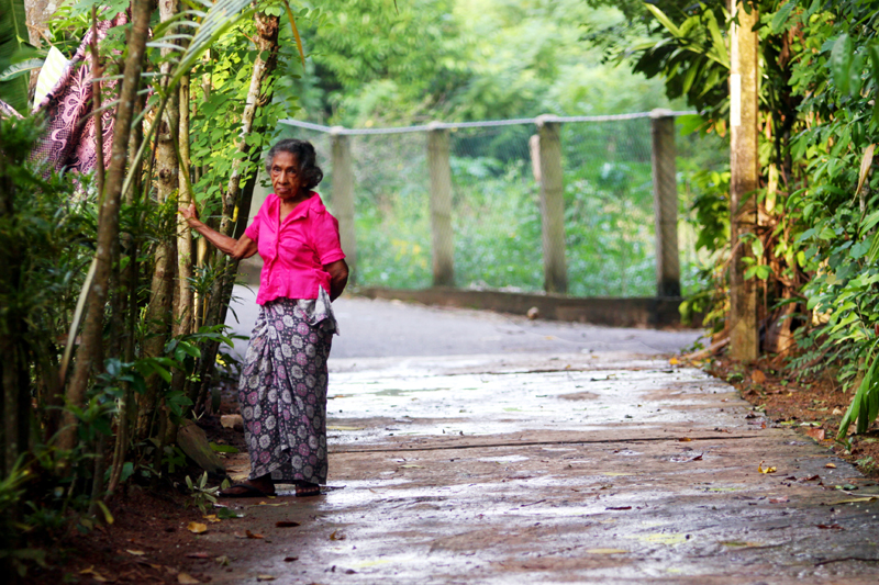 Fotografia starszej osoby zrobiona w Hikkaduwie podczas podróży na Sri Lanke. Autorstwa Ani Wilanowskiej