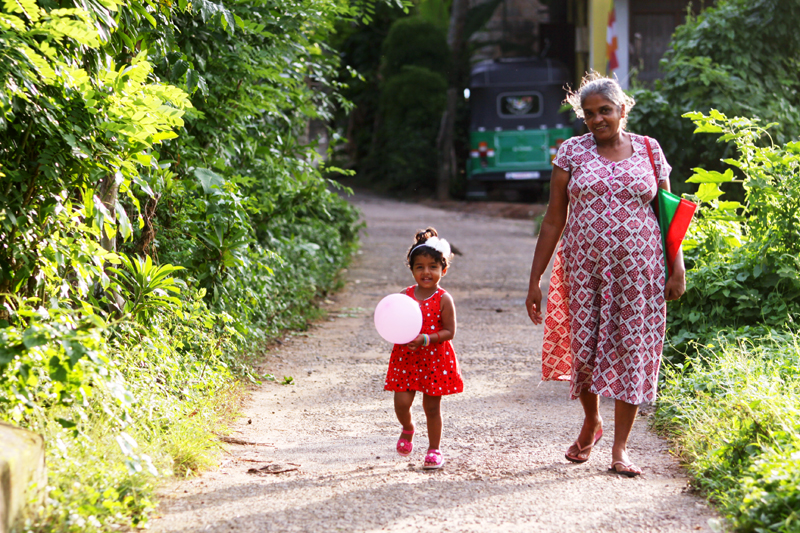 Fotografia dziecka zrobiona w Hikkaduwie podczas podróży na Sri Lanke. Autorstwa Ani Wilanowskiej