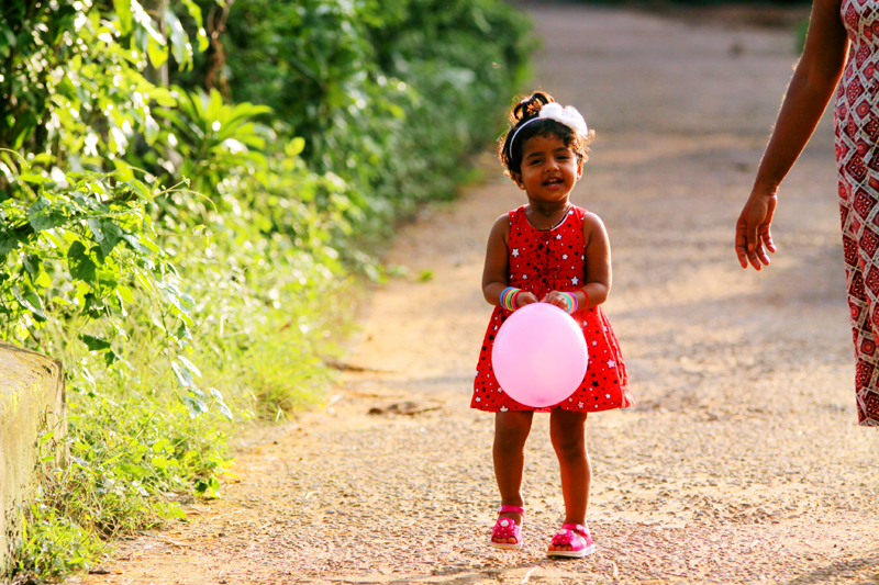 Fotografia dziecka zrobiona w Hikkaduwie podczas podróży na Sri Lanke. Autorstwa Ani Wilanowskiej