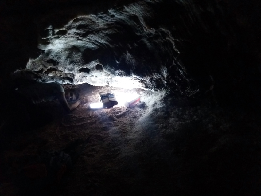Fotografia jaskini na wyspie Quesh zrobiona podczas podróży do Iranu. Autorstwa Ani Wilanowskiej.