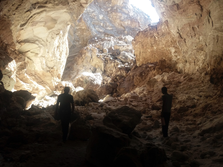 Fotografia jaskini na wyspie Quesh zrobiona podczas podróży do Iranu. Autorstwa Ani Wilanowskiej.