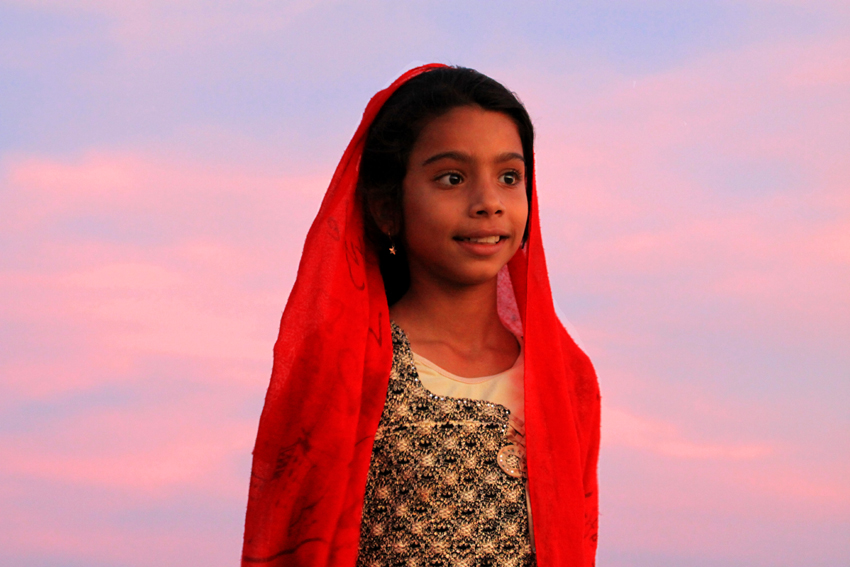 Fotografia dziewczynki zrobiona na wyspie Quesh podczas podróży do Iranu. Autorstwa Ani Wilanowskiej.