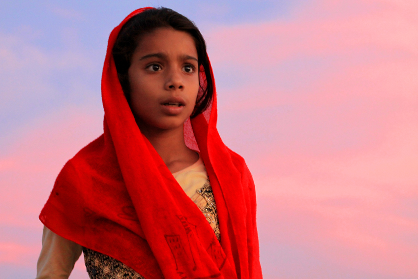 Fotografia dziewczynki zrobiona na wyspie Quesh podczas podróży do Iranu. Autorstwa Ani Wilanowskiej.