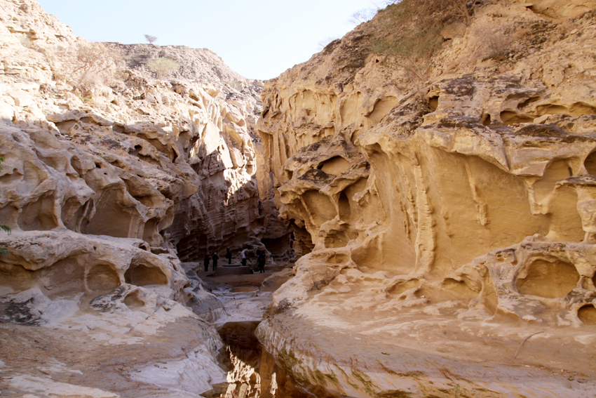 Fotografia skał zrobiona na wyspie Quesh  podczas podróży do Iranu. Autorstwa Ani Wilanowskiej.