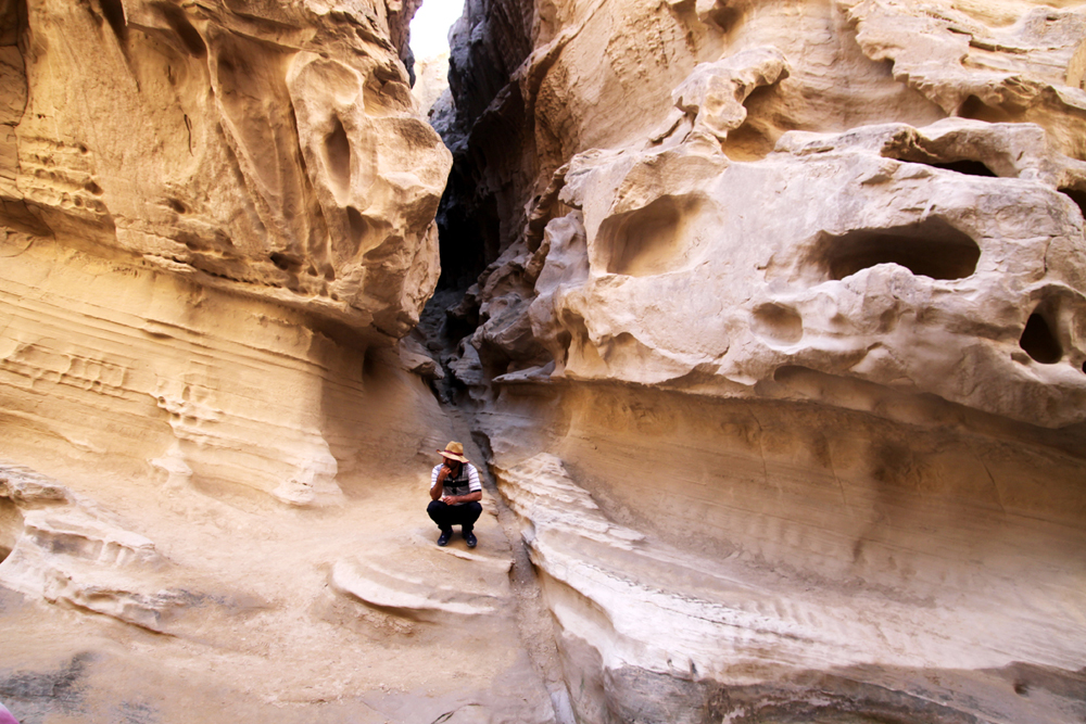 Fotografia skał zrobiona na wyspie Quesh  podczas podróży do Iranu. Autorstwa Ani Wilanowskiej.