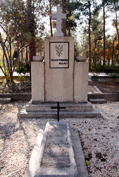 Fotografia polskiego cmentarza w Teheranie zrobiona podczas podróży do Iranu. Autorstwa Ani Wilanowskiej.
