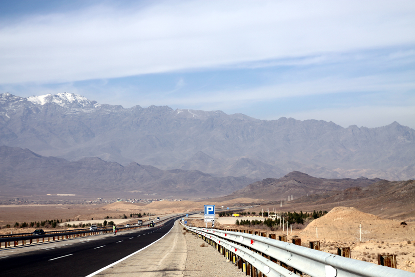 Fotografia widoku gór zrobiona podczas podróży do Iranu. Autorstwa Ani Wilanowskiej.