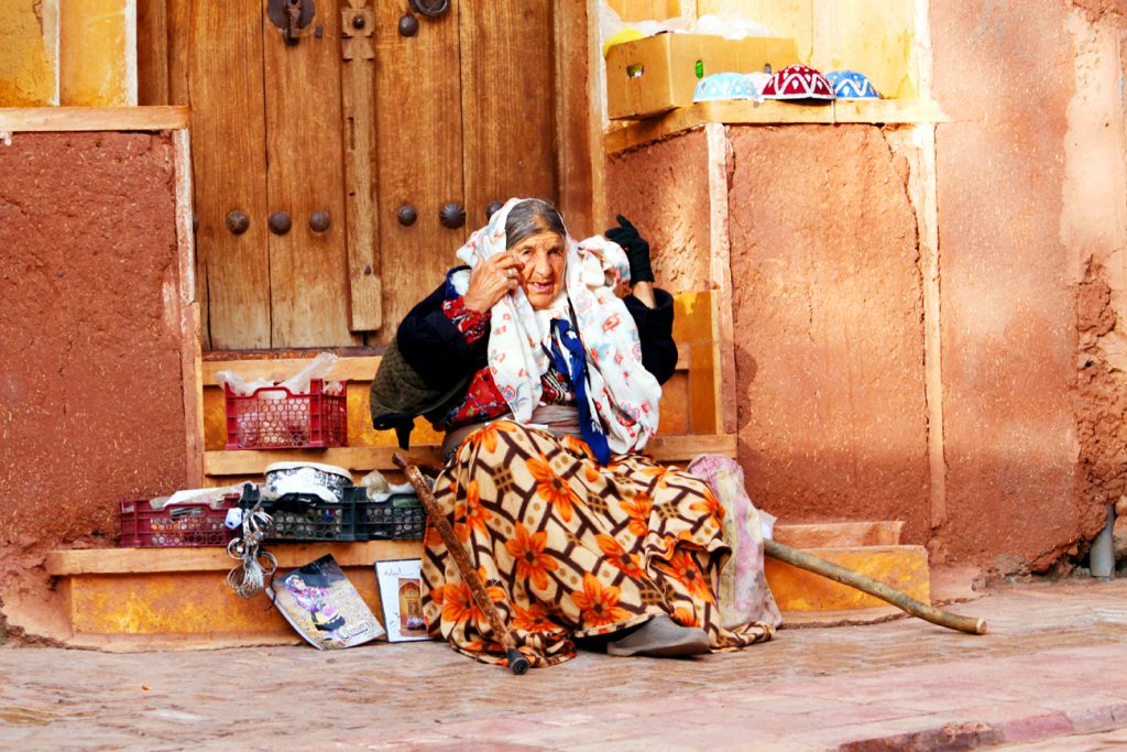 Fotografia kobiety w mieście Jazd zrobiona podczas podróży do Iranu. Autorstwa Ani Wilanowskiej.