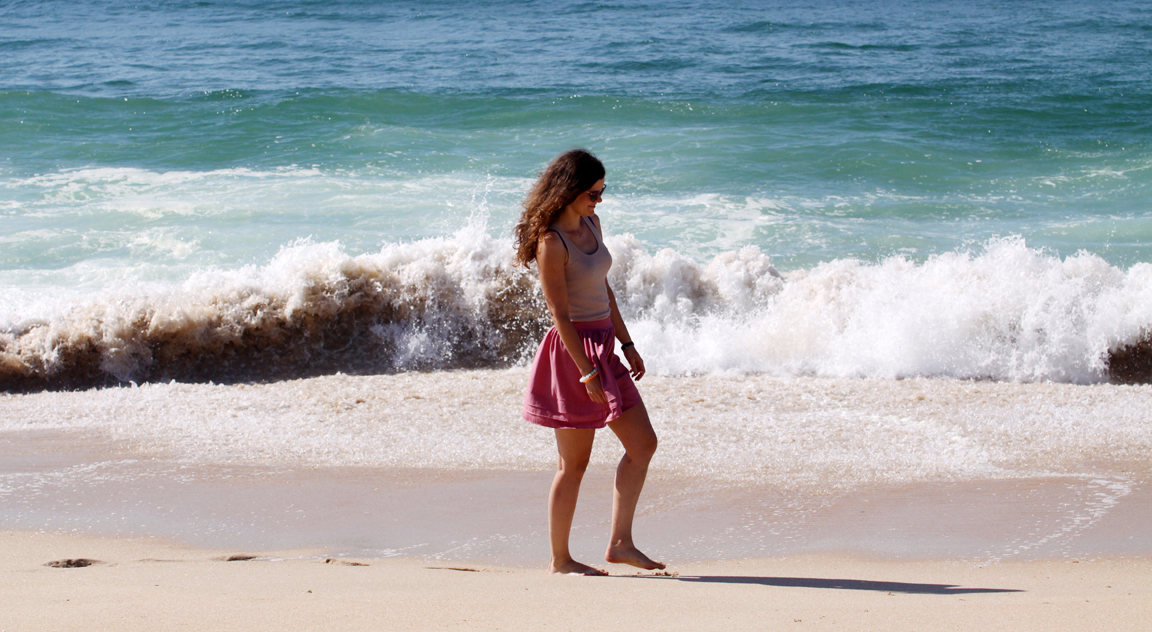 Fotografia kobiety zrobiony na plaży w Portugalii autorstwa Ani Wilanowskiej.