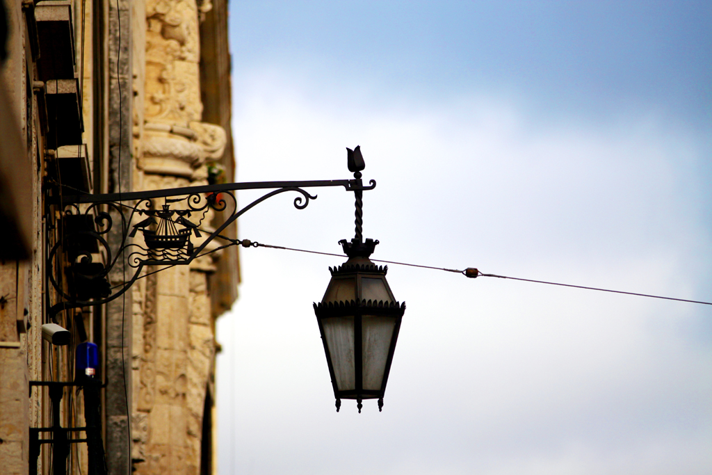 Fotografia lampy ulicznej w Portugalii autorstwa Ani Wilanowskiej. 