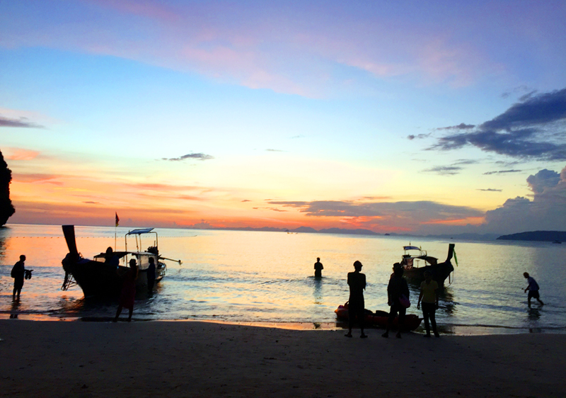 Fotografia zachodu słońca zrobiona na wyspie podczas podróży do Tajlandii. Autorstwa Ani Wilanowskiej.