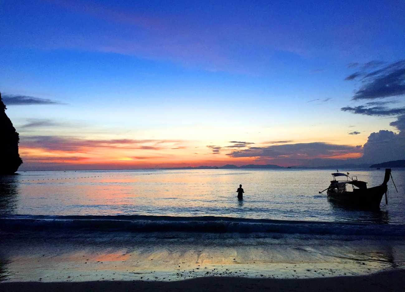 Fotografia zachodu słońca zrobiona na wyspie podczas podróży do Tajlandii. Autorstwa Ani Wilanowskiej.