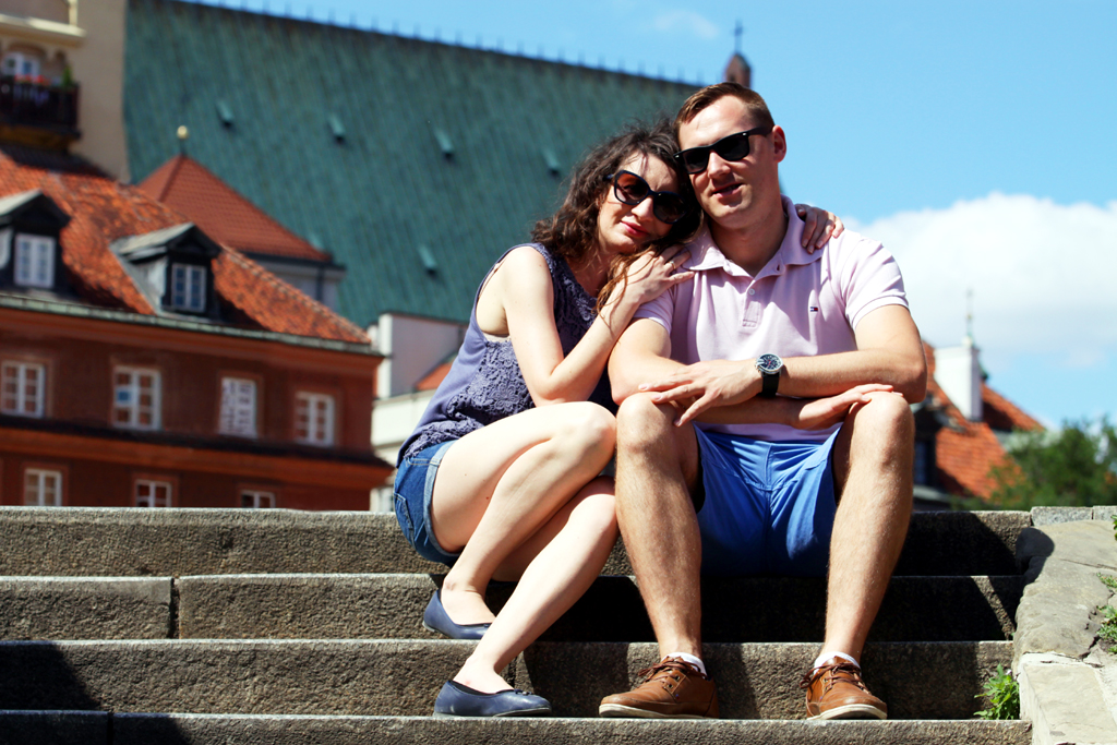 Fotografia pary siedzącej na schodach wykonana na Starówce w Warszawie autorstwa Ani Wilanowskiej. 