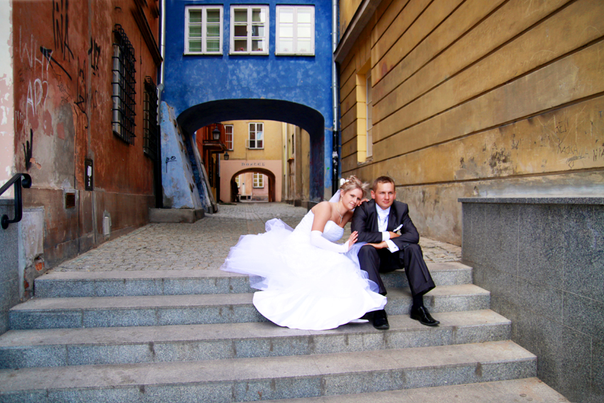 Fotografia pary młodej na schodach na Starówce autorstwa Ani Wilanowskiej.