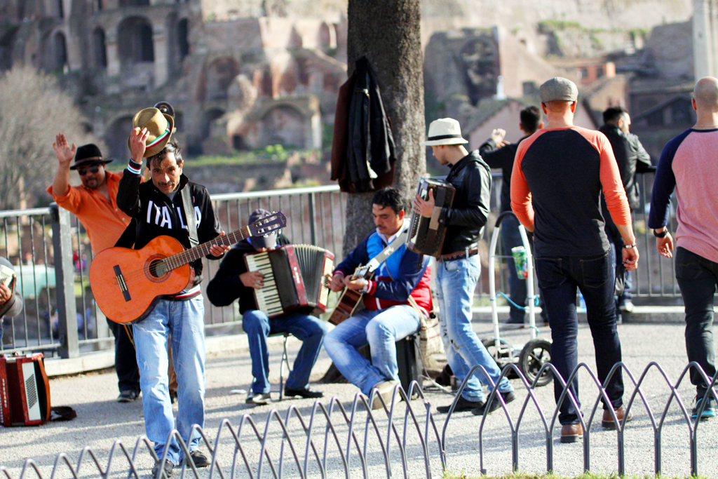 Fotografia zespołu grającego na ulicy wykonana w Rzymie autorstwa Ani Wilanowskiej. 