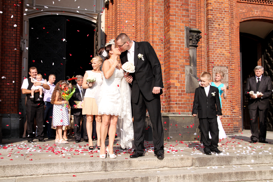 Fotografia młodej pary wychodzącej z kościoła autorstwa Ani Wilanowskiej.