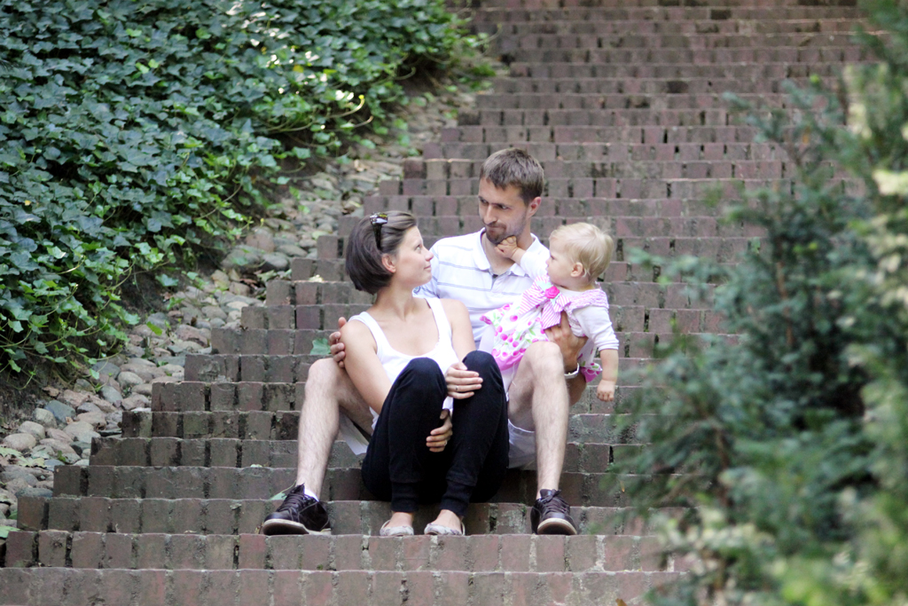 Fotografia rodziny na schodach wykonana w Łazienkach w Warszawie autorstwa Ani Wilanowskiej.