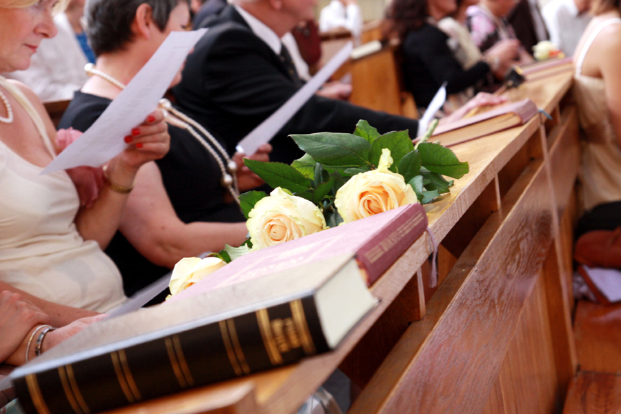 Fotografia wykonana podczas ślubu w kościele autorstwa Ani Wilanowskiej.