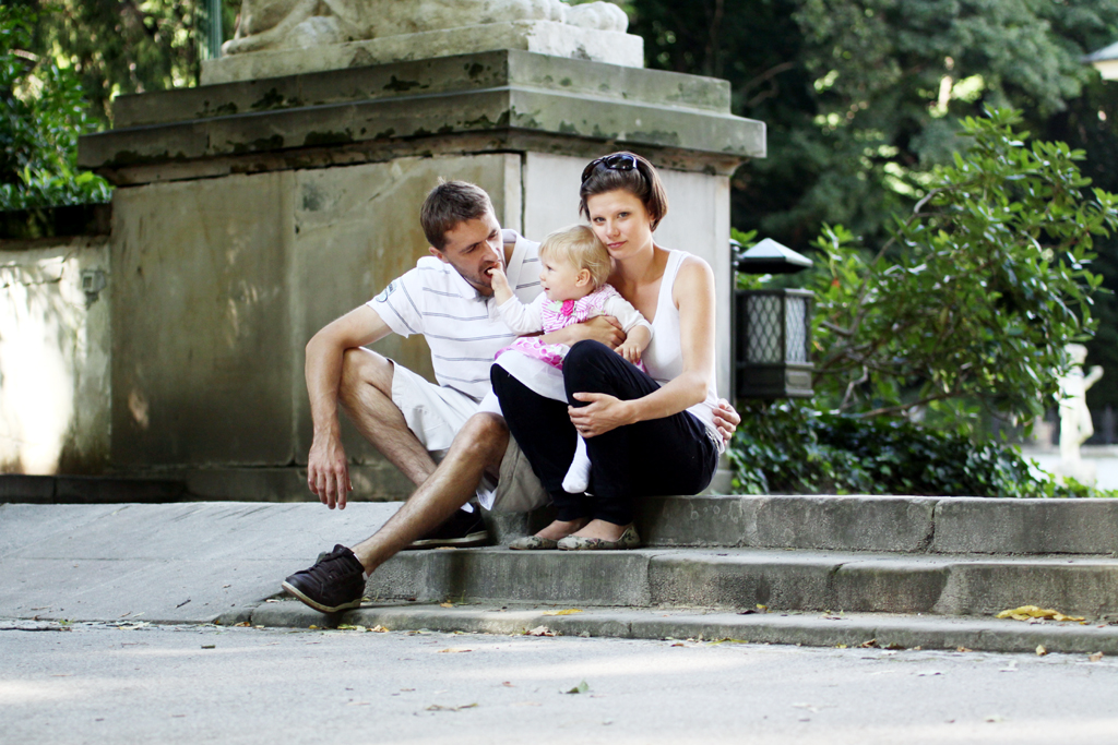 Fotografia rodziny na schodach wykonana w Łazienkach w Warszawie autorstwa Ani Wilanowskiej.