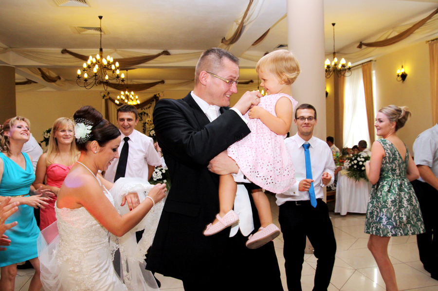 Fotografia pana młodego i dziewczynki wykonana podczas wesela autorstwa Ani Wilanowskiej.