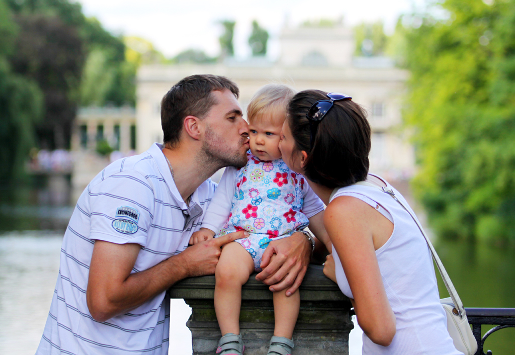 Fotografia rodziny wykonana w Łazienkach w Warszawie autorstwa Ani Wilanowskiej.