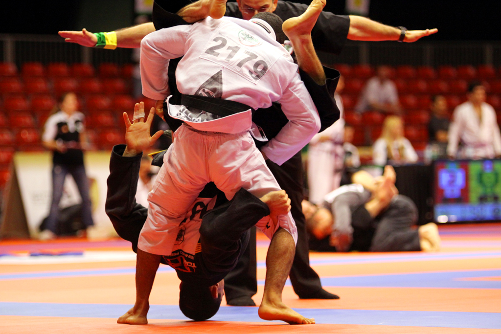 Fotografia walki zrobiona w Abu Dhabi podczas zawodów bjj World Professional Jiu-Jitsu Championship, autorstwa Ani Wilanowskiej.