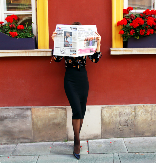 Fotografia kobiety czytającej gazetę autorstwa Ani Wilanowskiej. 