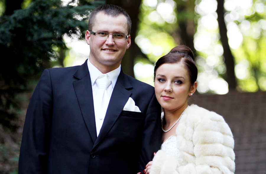 Fotografia młodej pary na schodach wykonana w Łazienkach podczas sesji poślubnej autorstwa Ani Wilanowskiej.
