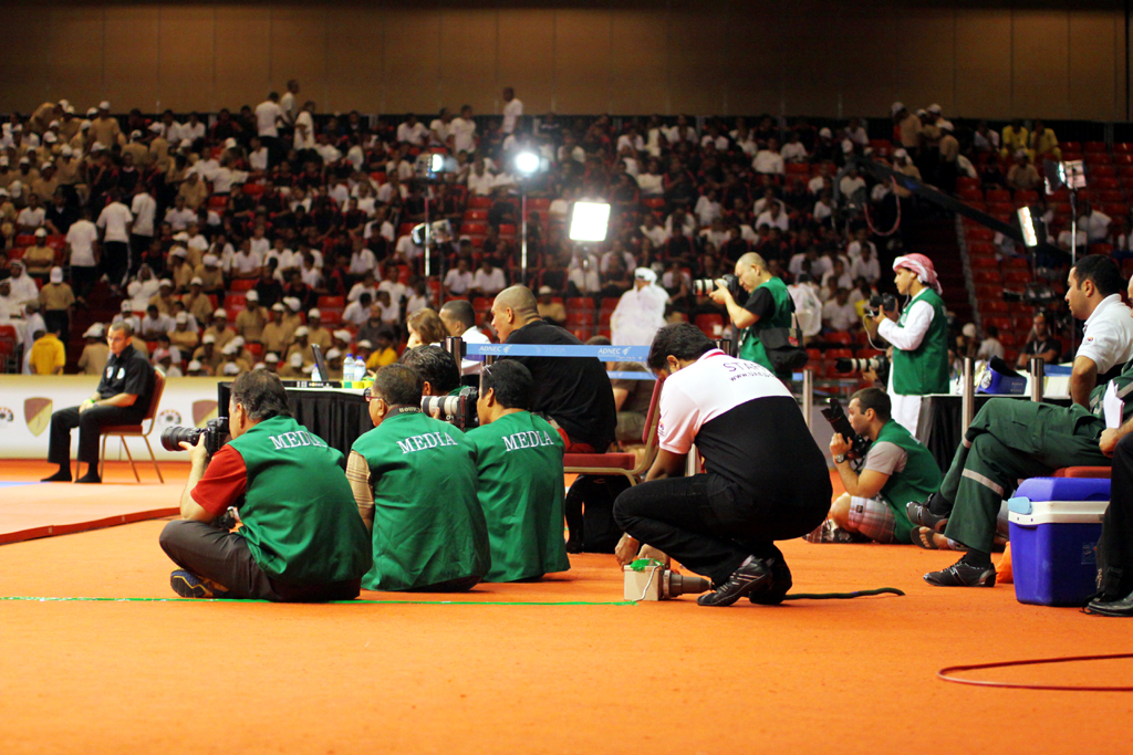 Fotografia publiczności zrobiona w Abu Dhabi podczas zawodów bjj World Professional Jiu-Jitsu Championship, autorstwa Ani Wilanowskiej.