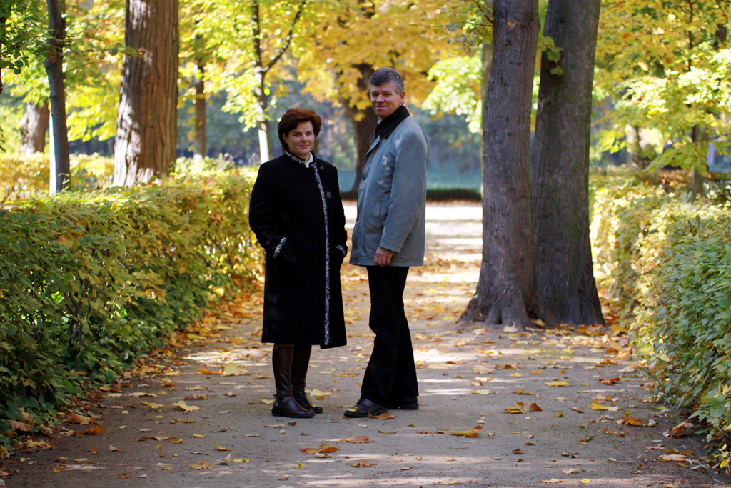 Fotografia małżeństwa w parku w Łazienkach w Warszawie autorstwa Ani Wilanowskiej