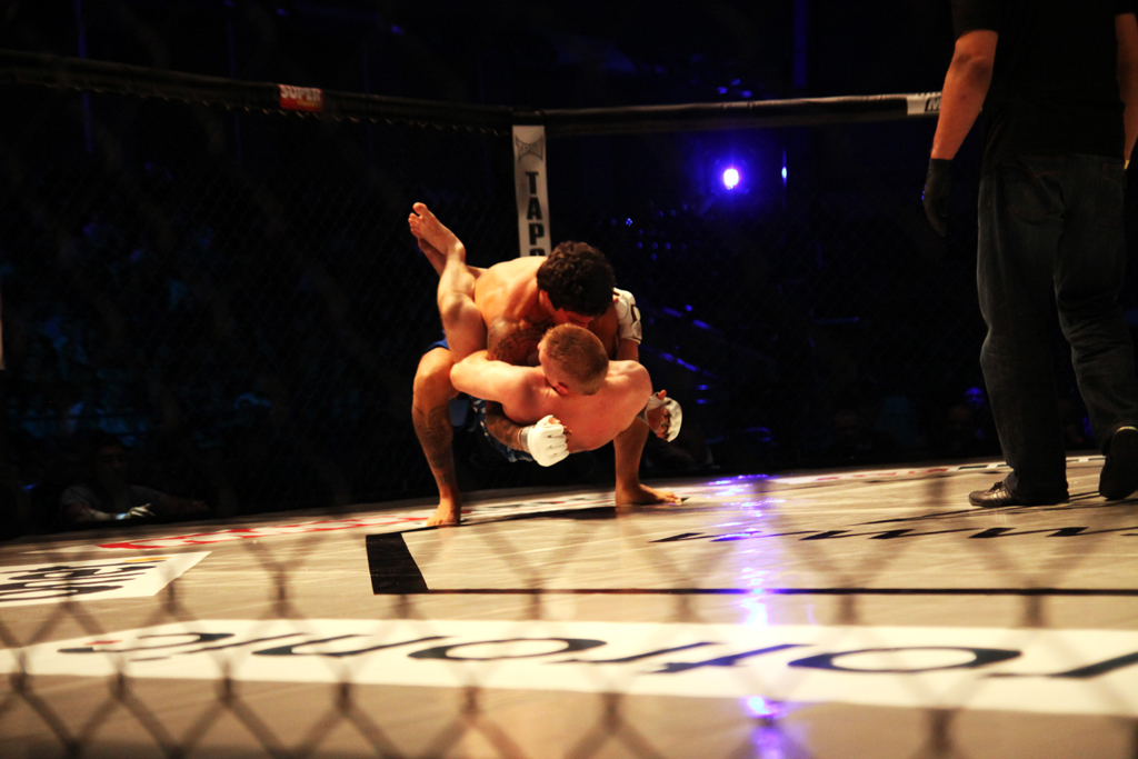 Fotografia walki wykonana podczas gali MMA Attack, która odbyła sie 05.11.2011 r. na Torwarze w Warszawie. Autorstwa Ani Wilanowskiej. 
