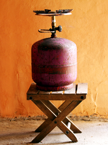 Fotografia butli gazowej wykonana na wsi autorstwa Ani Wilanowskiej. 