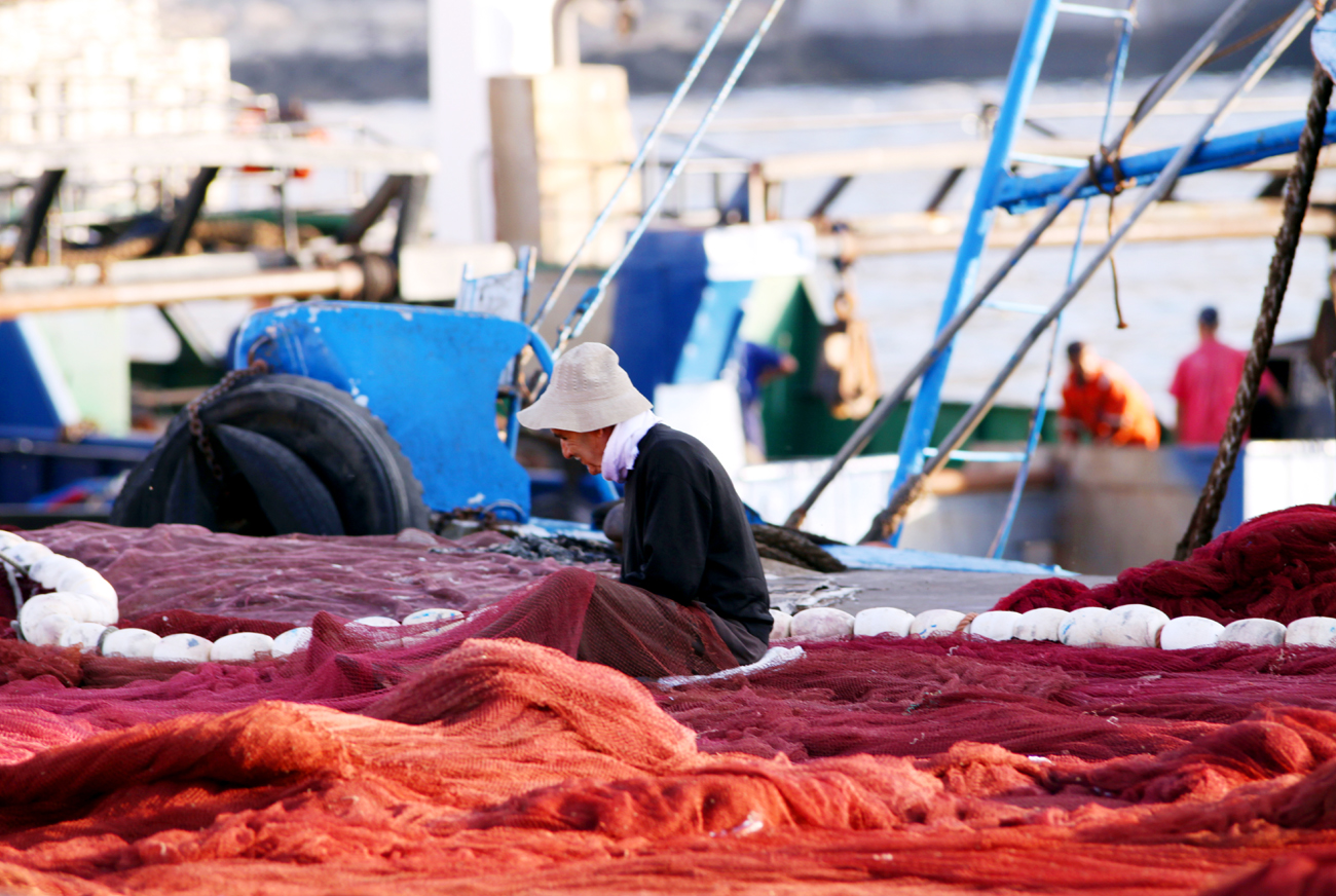 Fotografia rybaka na targu rybnym zrobiona w Agadirze podczas podróży do Maroko Autorstwa Ani Wilanowskiej.