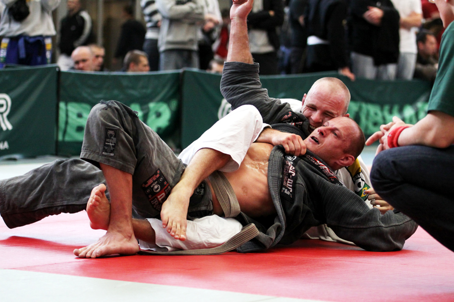 Fotografia walki wykonana podczas zawodów bjj autorstwa Ani Wilanowskiej. Zawodnik Marek Pasierbski z klubu Copacabana