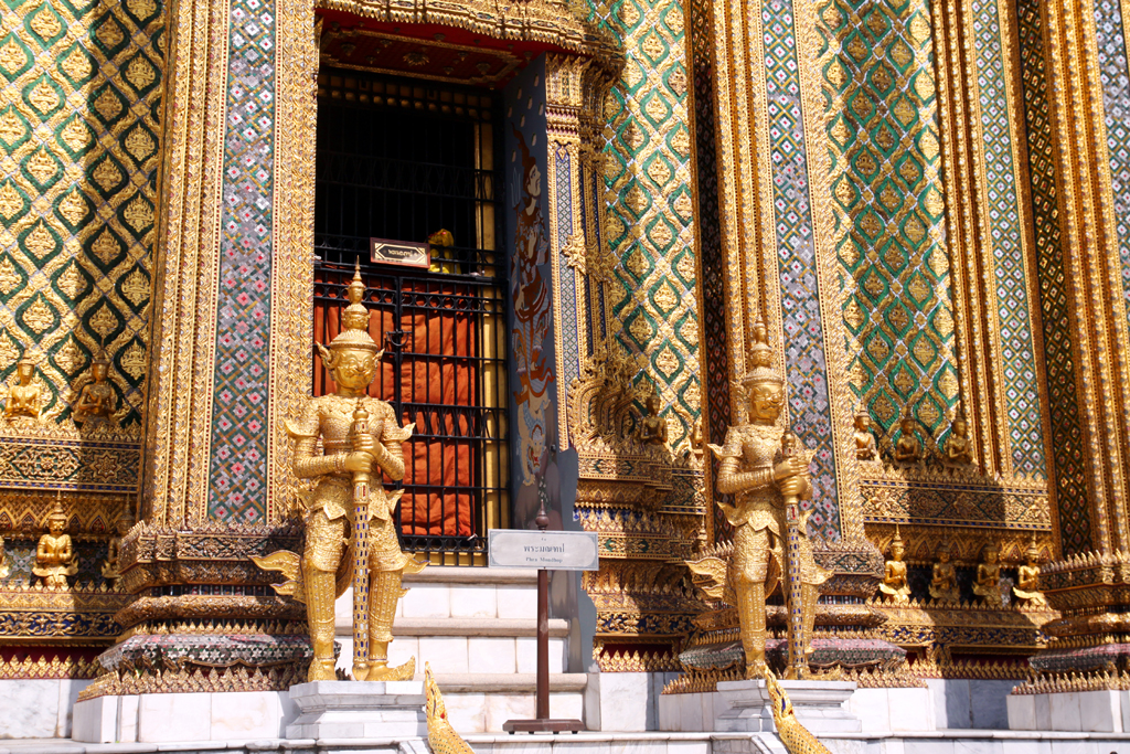Fotografia świątyni zrobiona w Bangkoku podczas podróży do Tajlandii. Autorstwa Ani Wilanowskiej.