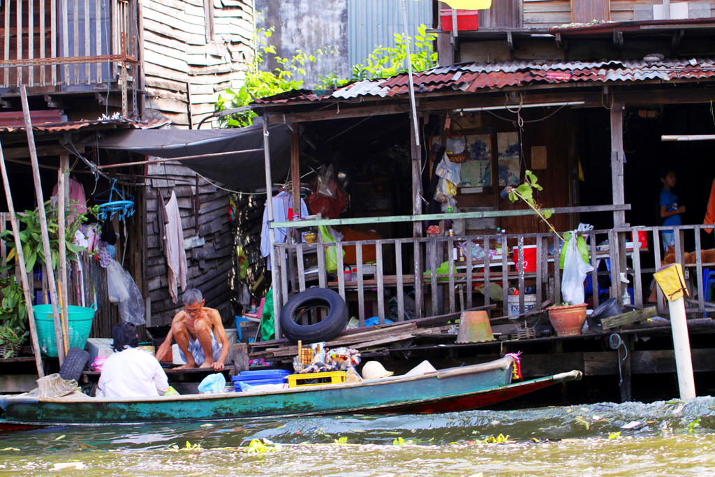 Fotografia domków na wodzie zrobiona w Bangkoku podczas podróży do Tajlandii. Autorstwa Ani Wilanowskiej.
