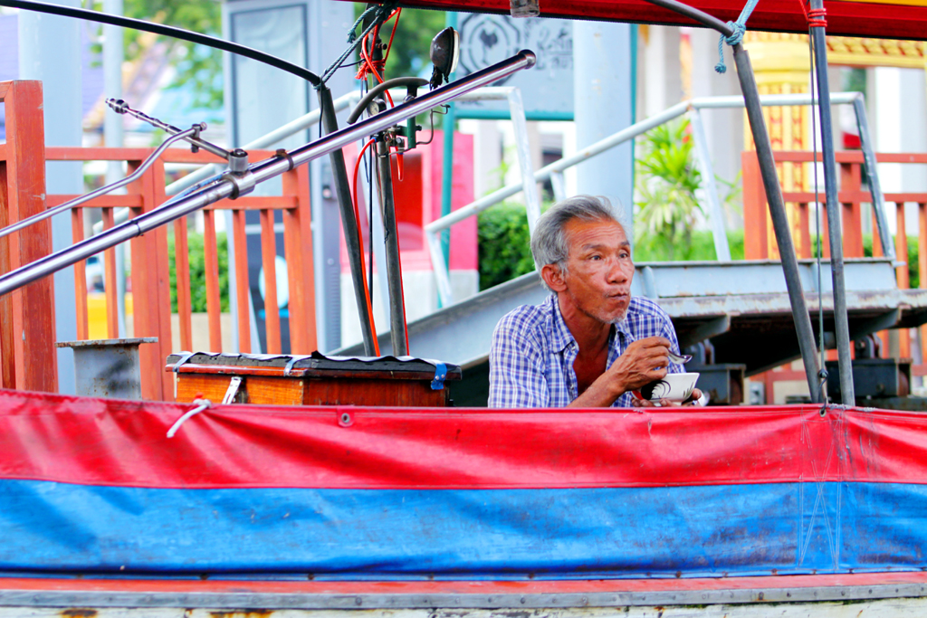 Fotografia męśżczyzny zrobiona w Bangkoku podczas podróży do Tajlandii. Autorstwa Ani Wilanowskiej.