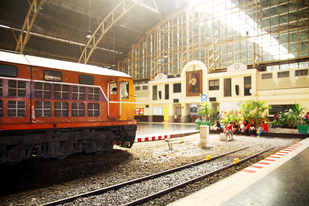 Fotografia stacji kolejowej zrobiona w Bangkoku podczas podróży do Tajlandii. Autorstwa Ani Wilanowskiej.