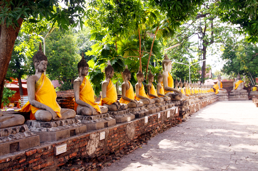 Fotografia posągów Buddy zrobiona podczas podróży do Tajlandii. Autorstwa Ani Wilanowskiej.