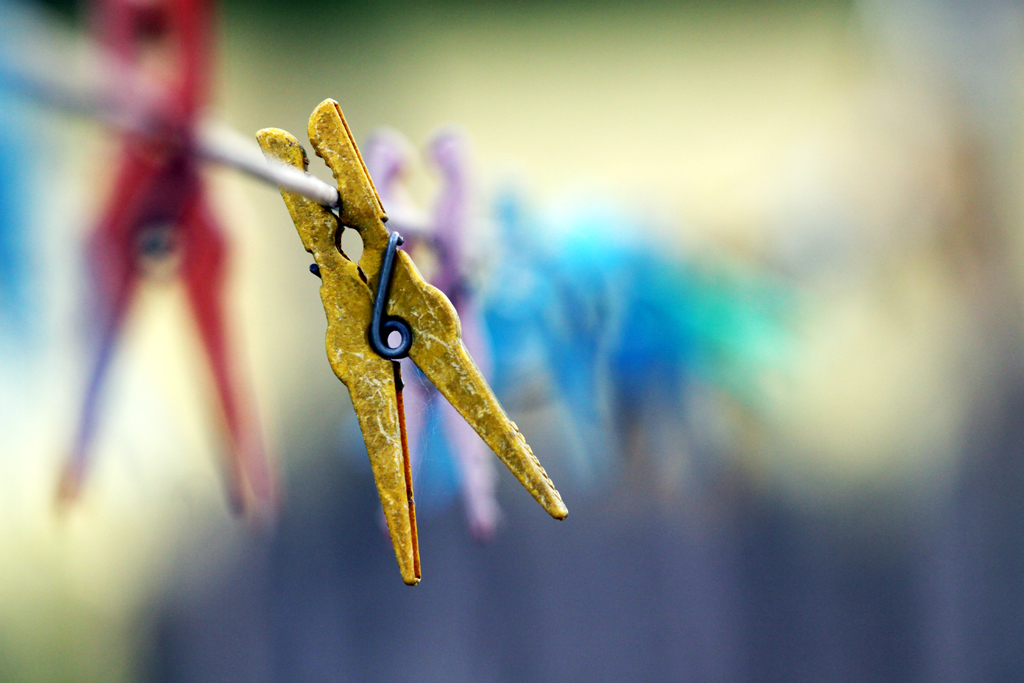 Fotografia spinaczy na sznurku wykonana na wsi autorstwa Ani Wilanowskiej. 
