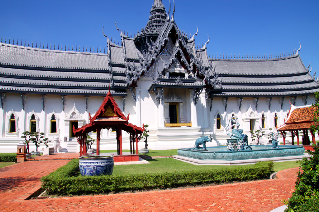 Fotografia świątyni w Bangkoku zrobiona w Bangkoku podczas podróży do Tajlandii. Autorstwa Ani Wilanowskiej.
